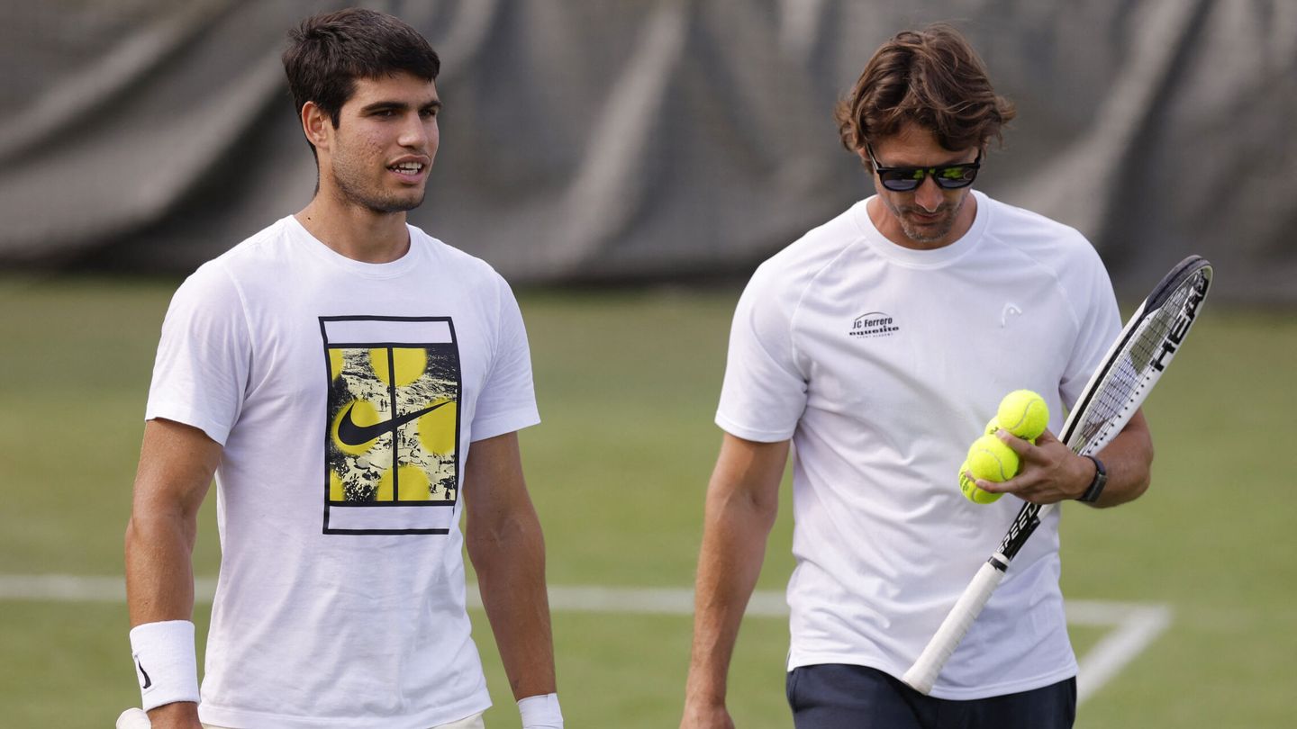 Carlos Alcaraz, con Juan Carlos Ferrero, en Wimbledon. (Reuters/Andrew Couldridge)
