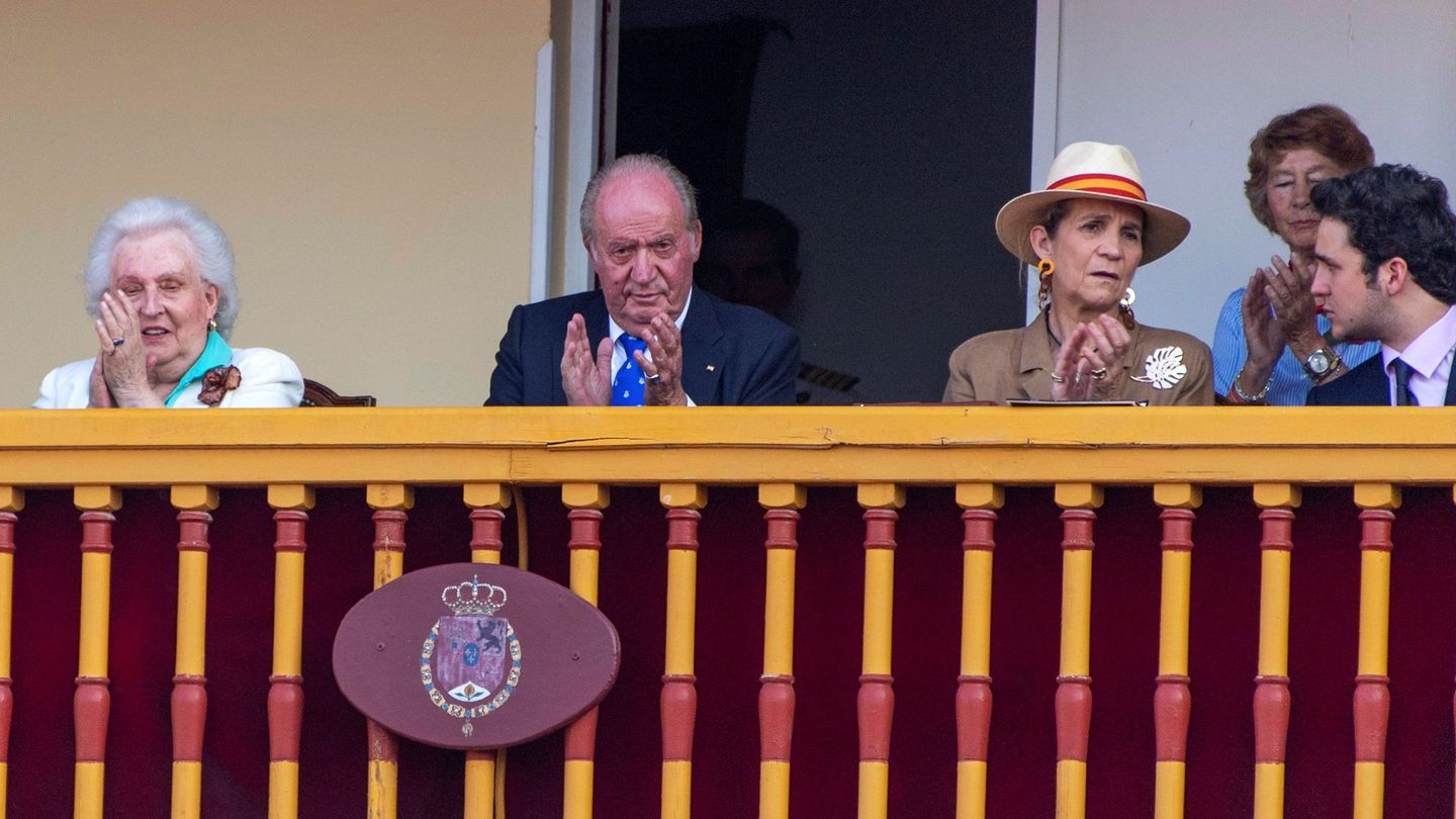 El rey Juan Carlos asiste a la plaza de toros de Aranjuez. (EFE)