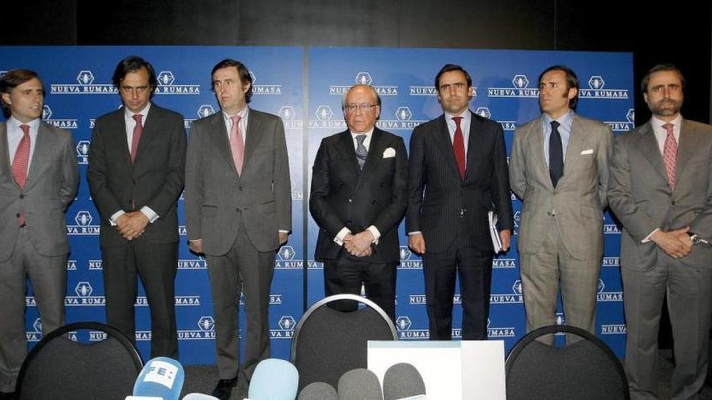 Ruiz-Mateos y sus hijos anunciando el concurso de acreedores de Nueva Rumasa. (Gtres)