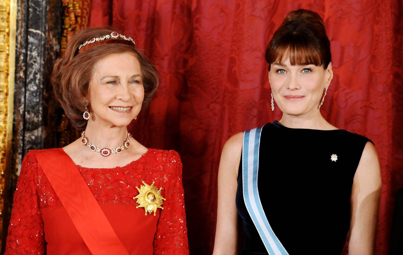  La reina Sofía y Carla Bruni. (Getty Images)