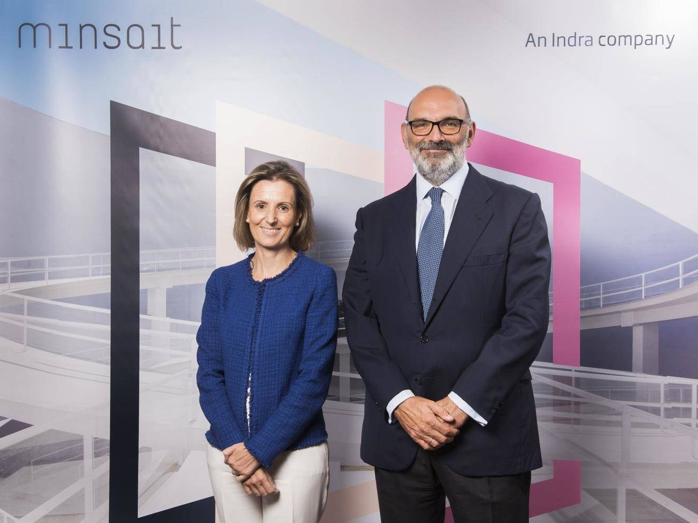 Fernando Abril-Martorell, presidente de Indra, y Cristina Ruiz, consejera directora general de Tecnologías de la Información de Indra.