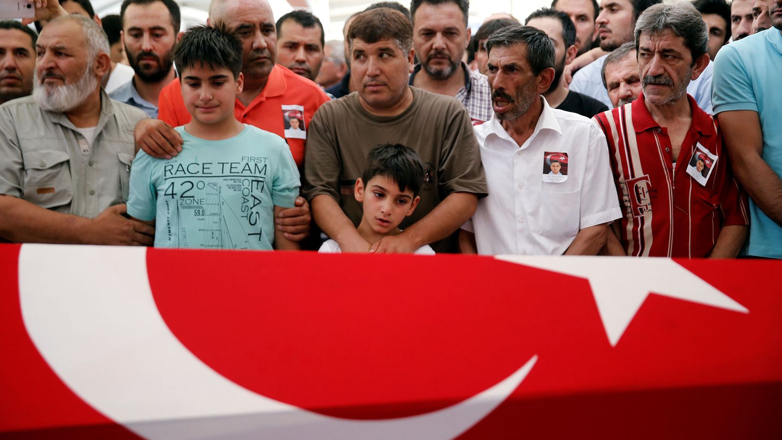 Foto: Los hijos de Erol Ince, un policía muerto en los enfrentamientos del fallido golpe, durante su funeral en Estambul. (Reuters)