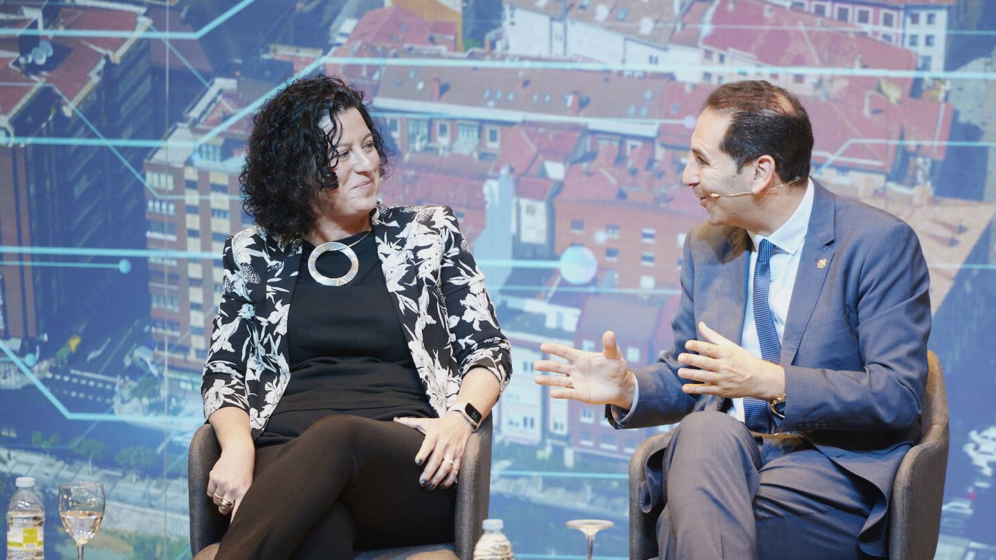 Elena Navarro, mánager de Innovación en Smart Cities de Acciona, y Mario Simón, alcalde de Palencia.