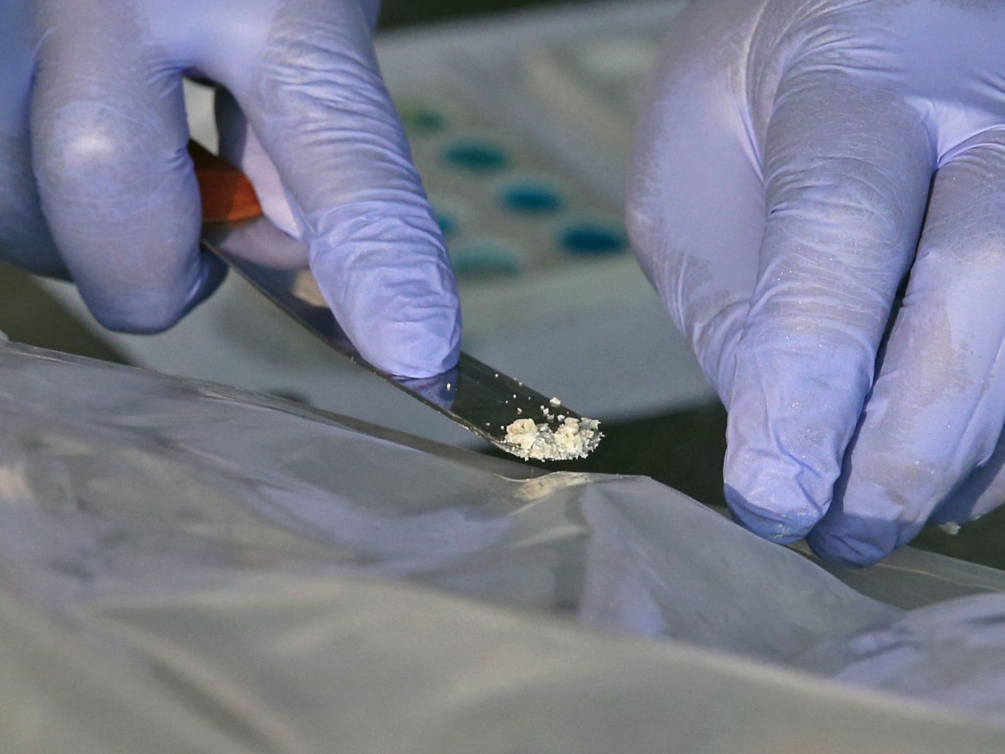 Un especialista anti-narcóticos analiza una dosis de cocaína en Lima, Perú. (Guadalupe Pardo / Reuters)