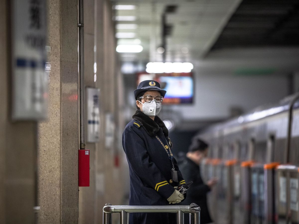 Foto: Una trabajadora en el metro de Pekín, China. (Reuters)