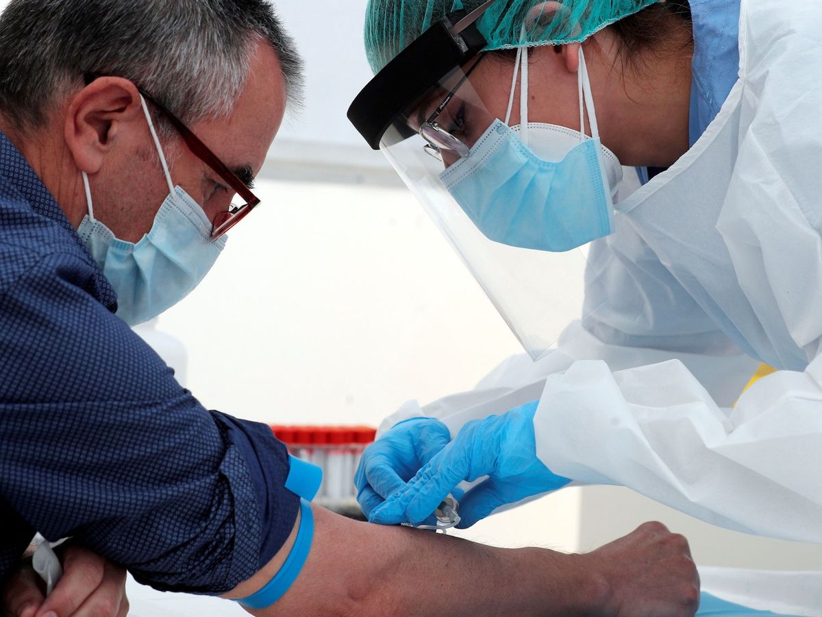 Foto: Una enfermera extrae sangre en Valencia (Efe)