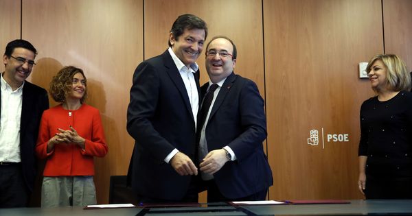 Foto: Javier Fernández y Miquel Iceta, el pasado 7 de marzo, en la firma de la actualización del protocolo de unidad. (EFE)