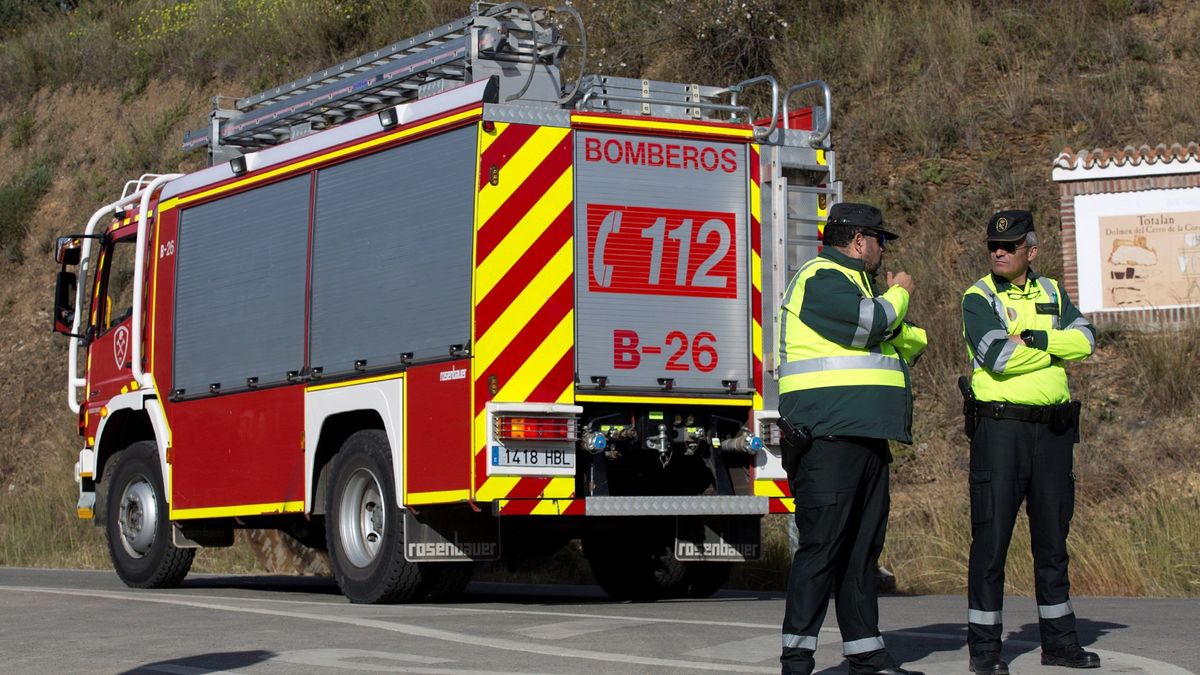  Los bomberos rescatan a 9 'okupas' y gran cantidad de perros en un incendio en Gijón