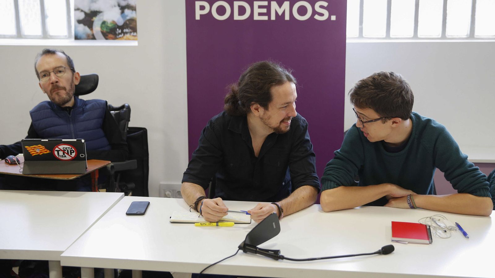 Foto: Pablo Iglesias e Íñigo Errejón conversan en la reunión del consejo ciudadano. (EFE)