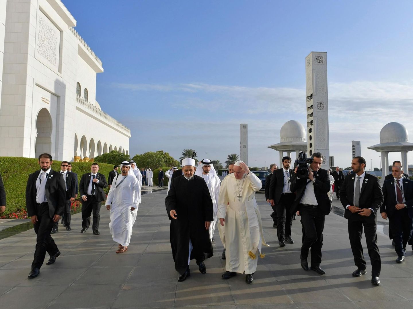 El gran imán de Al Azhar, Ahmed al Tayeb (ci), representante de la institución más prestigiosa del islam suní, da la bienvenida al papa Francisco. (EFE)
