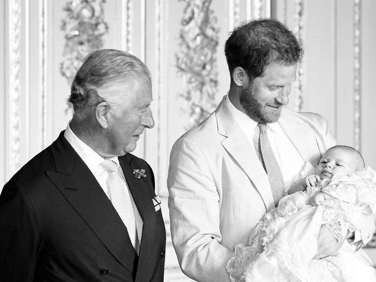 Foto: El príncipe Carlos, junto a Harry y Archie. (IG)