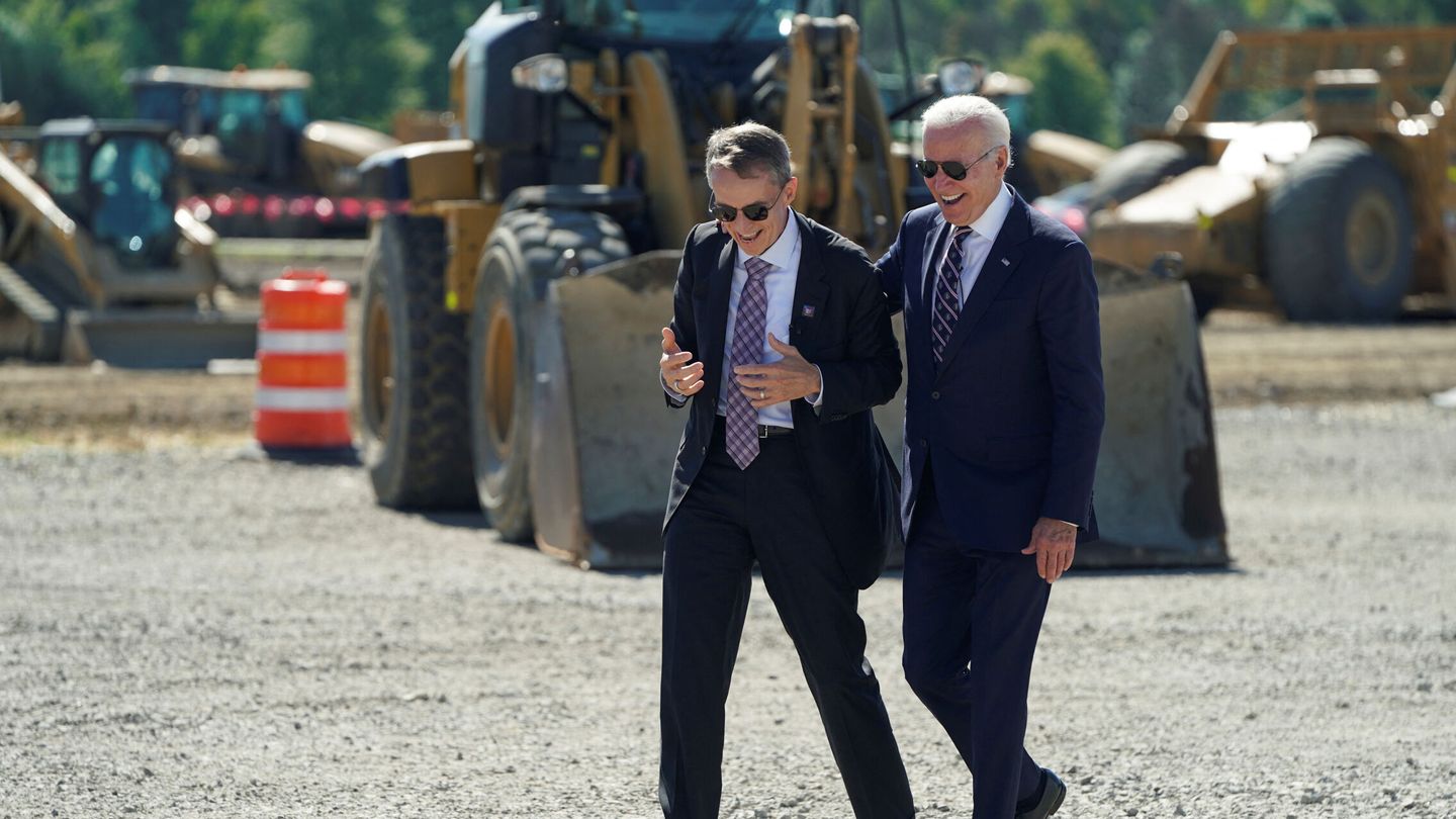 El presidente de EEUU, Joe Biden, junto al CEO de Intel, Pat Gelsinger, a finales de 2022, visitando el comienzo de las obras de la nueva fábrica de procesadores de la compañía en Ohio. (Reuters)
