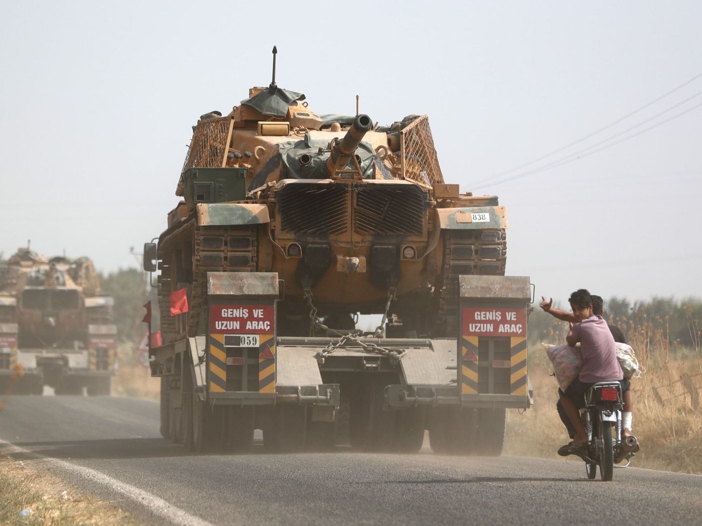 Un camión militar turco transporta tanques desde el norte de Siria para una operación militar en áreas kurdas en Sanliurfa, Turquía. (EFE)