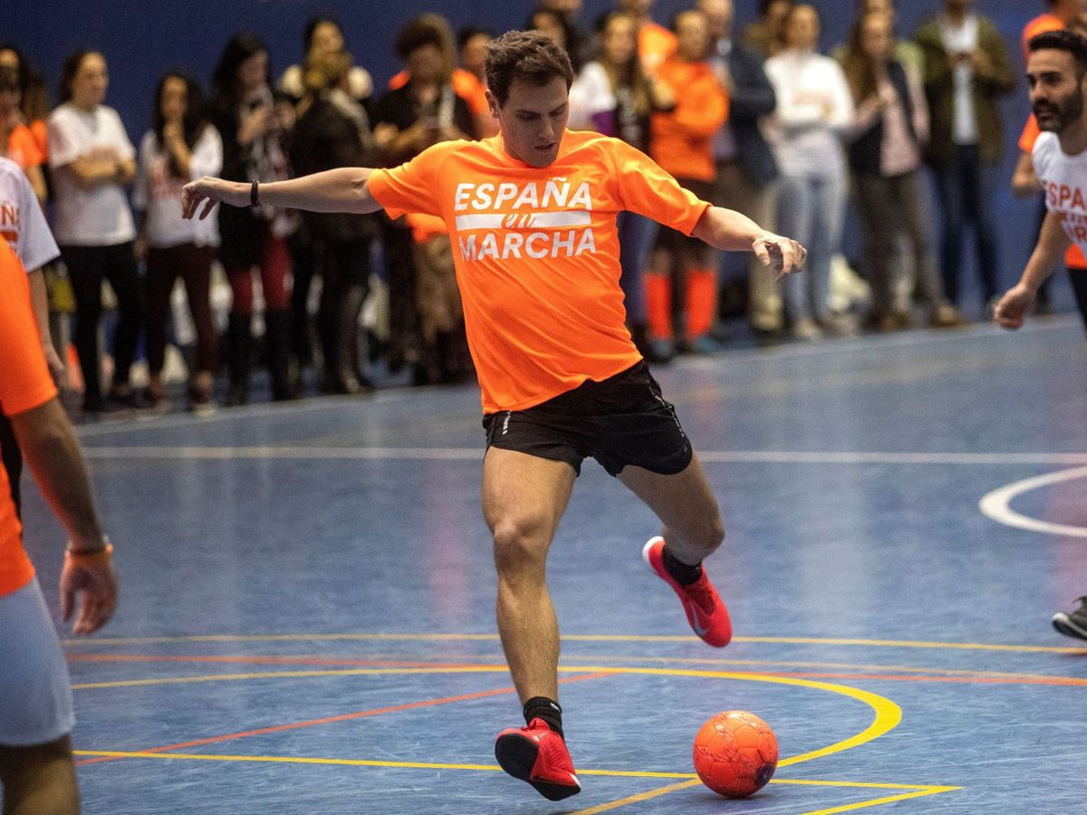 Foto: Albert Rivera jugando al fútbol en un acto en 2019. (EFE/Rodrigo Jiménez)