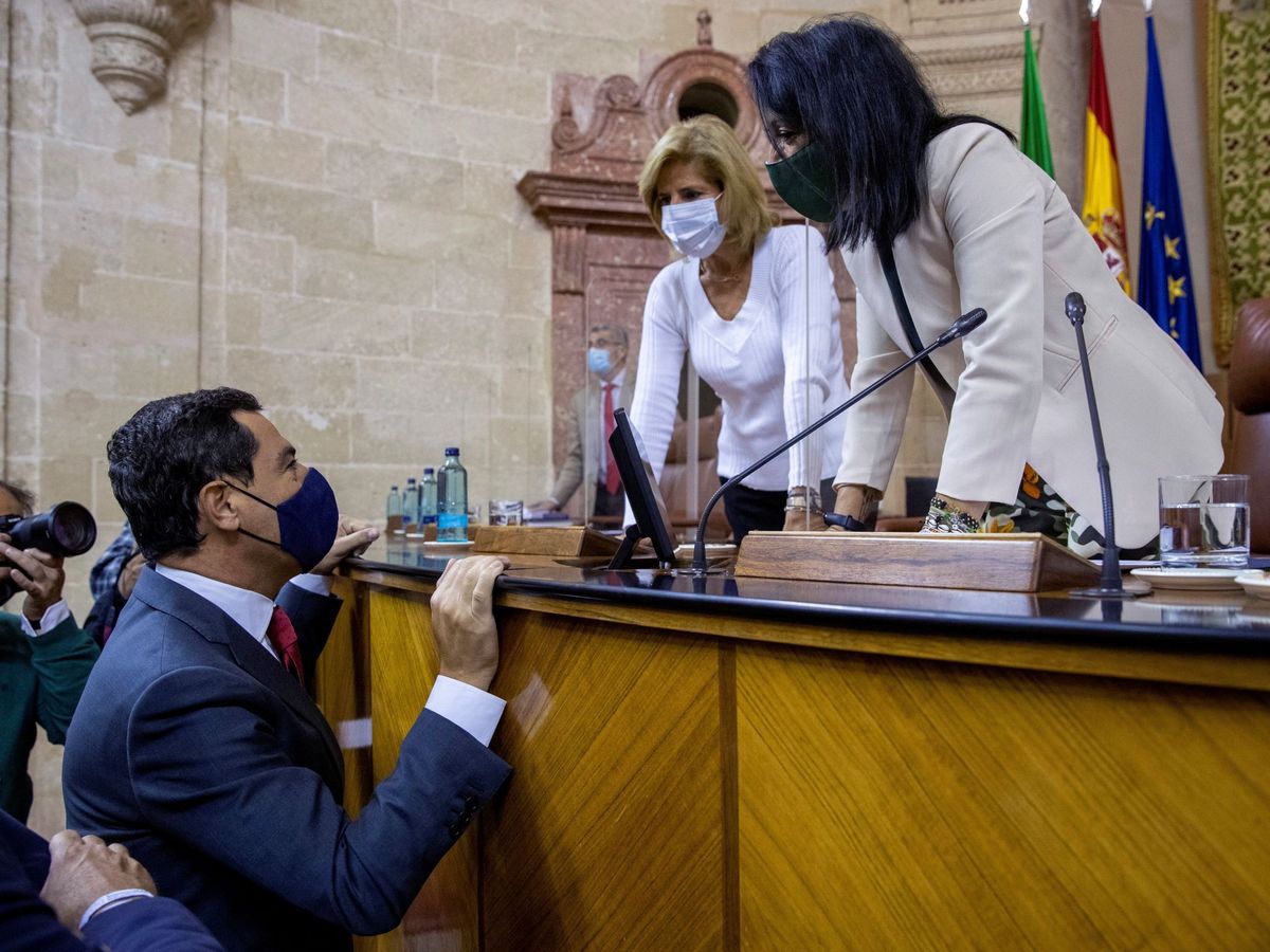 Foto: La presidenta del Parlamento de Andalucía, Marta Bosquet (d), conversa con el presidente de la Junta, Juanma Moreno. (EFE)