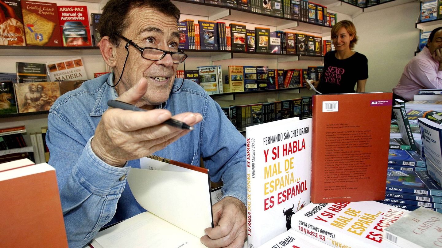 Fernando Sánchez Dragó firmando en la Feria del Libro de Madrid. (EFE)