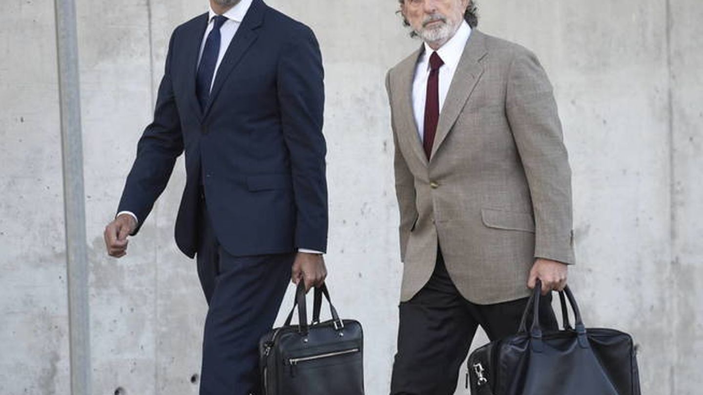Francisco Correa, tras declarar en la Audiencia Nacional, junto con su abogado, Juan Carlos Navarro. (EFE) 