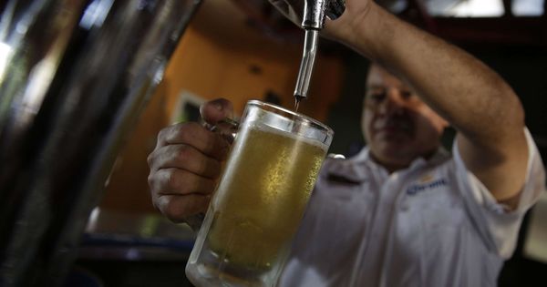 Foto: Un camarero sirve una caña de cerveza. (EFE)