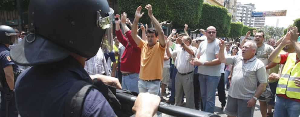 Foto: Al menos 26 heridos en incidentes entre pescadores y policía en Sevilla