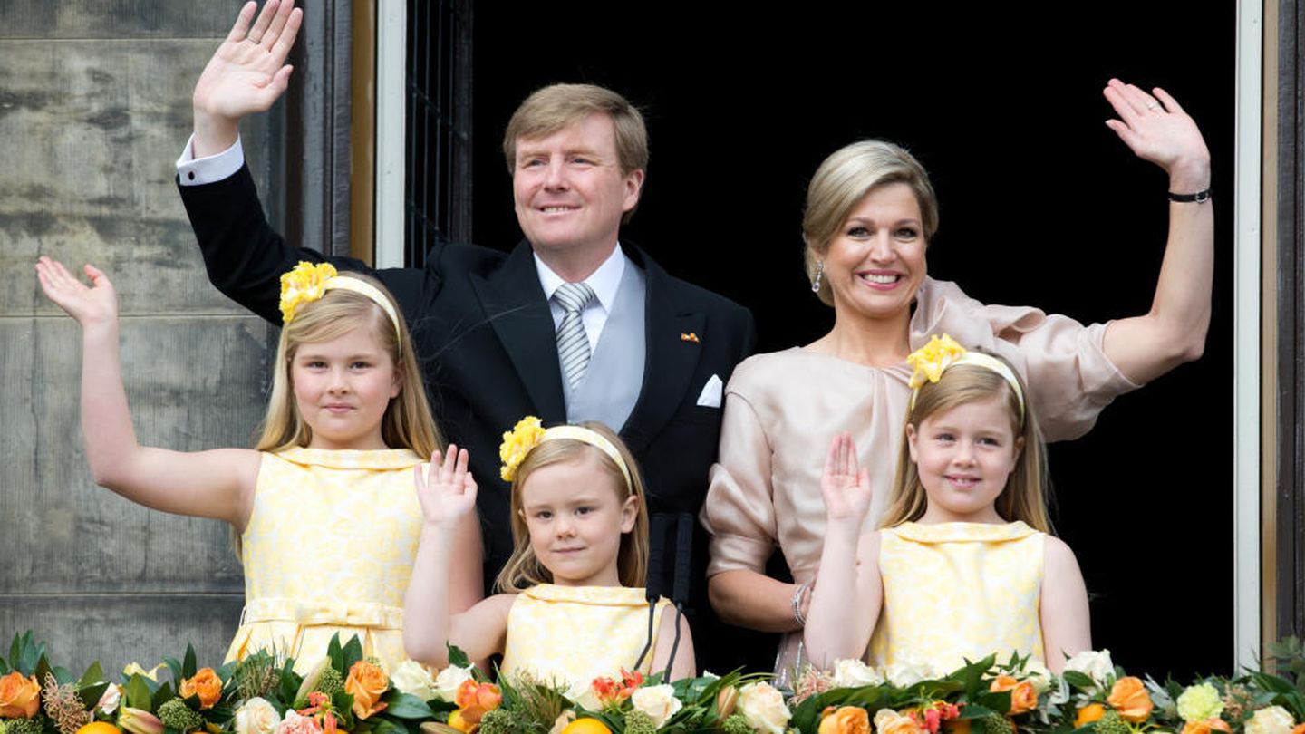 Los Reyes de Holanda con sus hijas en su entronización (Gtres)