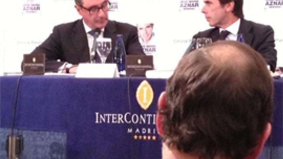 Rajoy arropa a Botella en la multitudinaria presentación del libro de Aznar