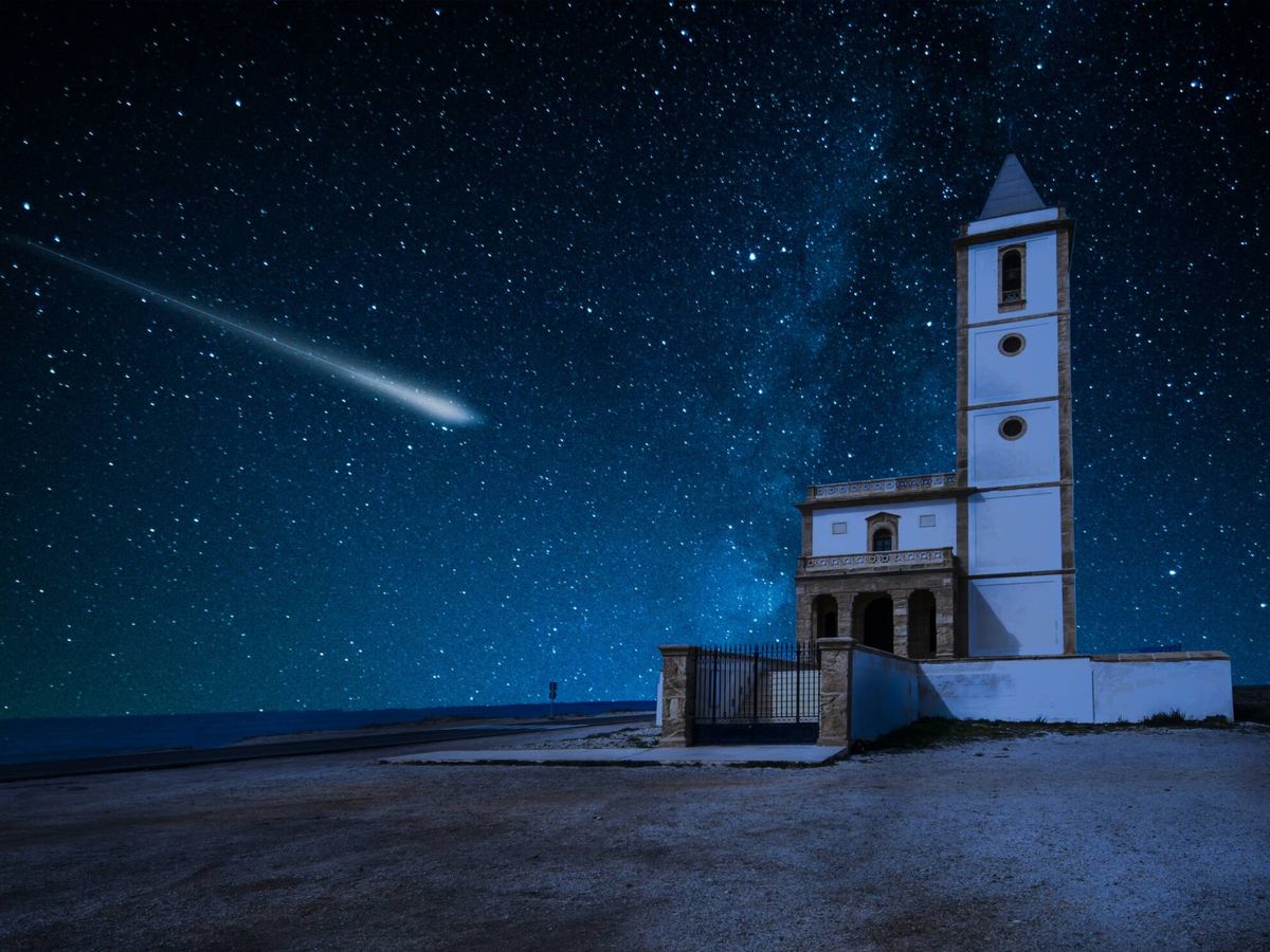 Foto: Los meteoros de las perseidas, vistos desde el pueblo de La Almadraba de Monteleva, en Almería. (iStock)