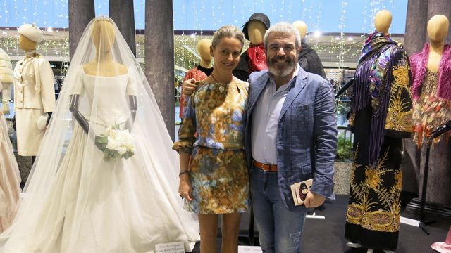 Lorenzo Caprile, posando con Carla Royo-Villanova junto al vestido que le creó para su boda. (EFE/Isabel Peláez)
