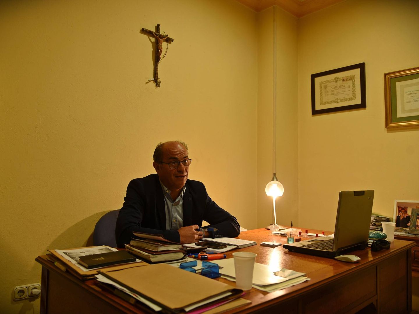 Lorenzo Periáñez, en el despacho de su negocio de La Línea. (Toñi Guerrero)