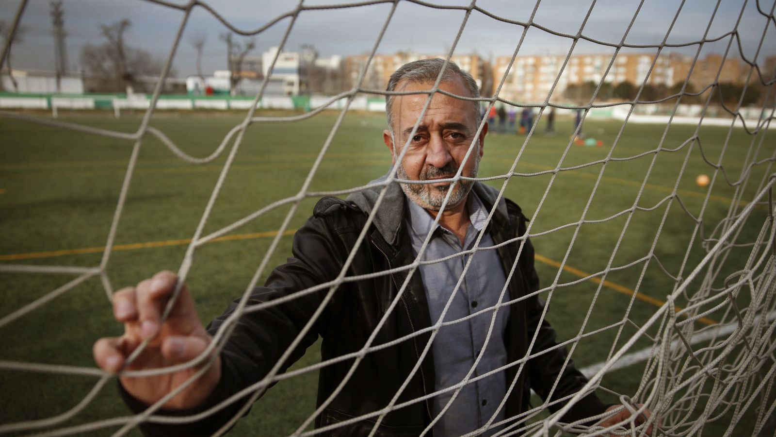 Foto: Osama Abdul Moshen en un campo de fútbol de Cenafe. (EFE)