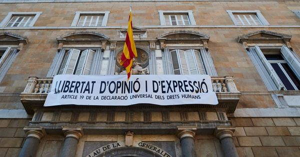 Foto: La pancarta a favor de la 'Libertad de opinión y de expresión' que luce en el Palau de la Generalitat tras la retirada de los lazos, el pasado 22 de marzo. (EFE)
