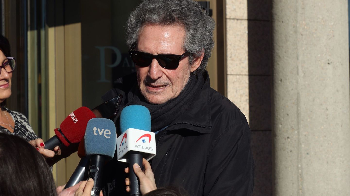 El cantante Miguel Ríos atiende a los compañeros de la prensa. (EFE)