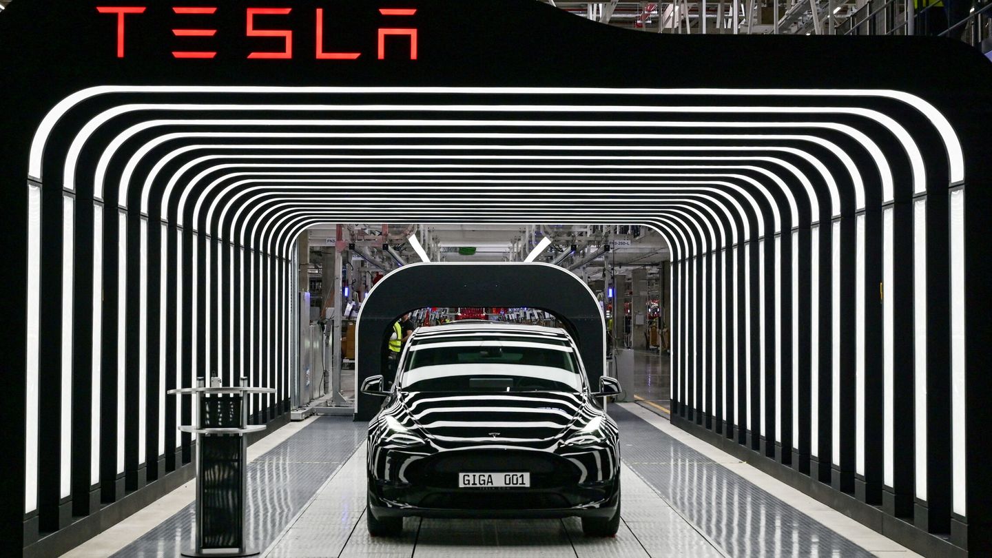 Los primeros coches que salen de la fábrica de Tesla en Alemania. (REUTERS)  