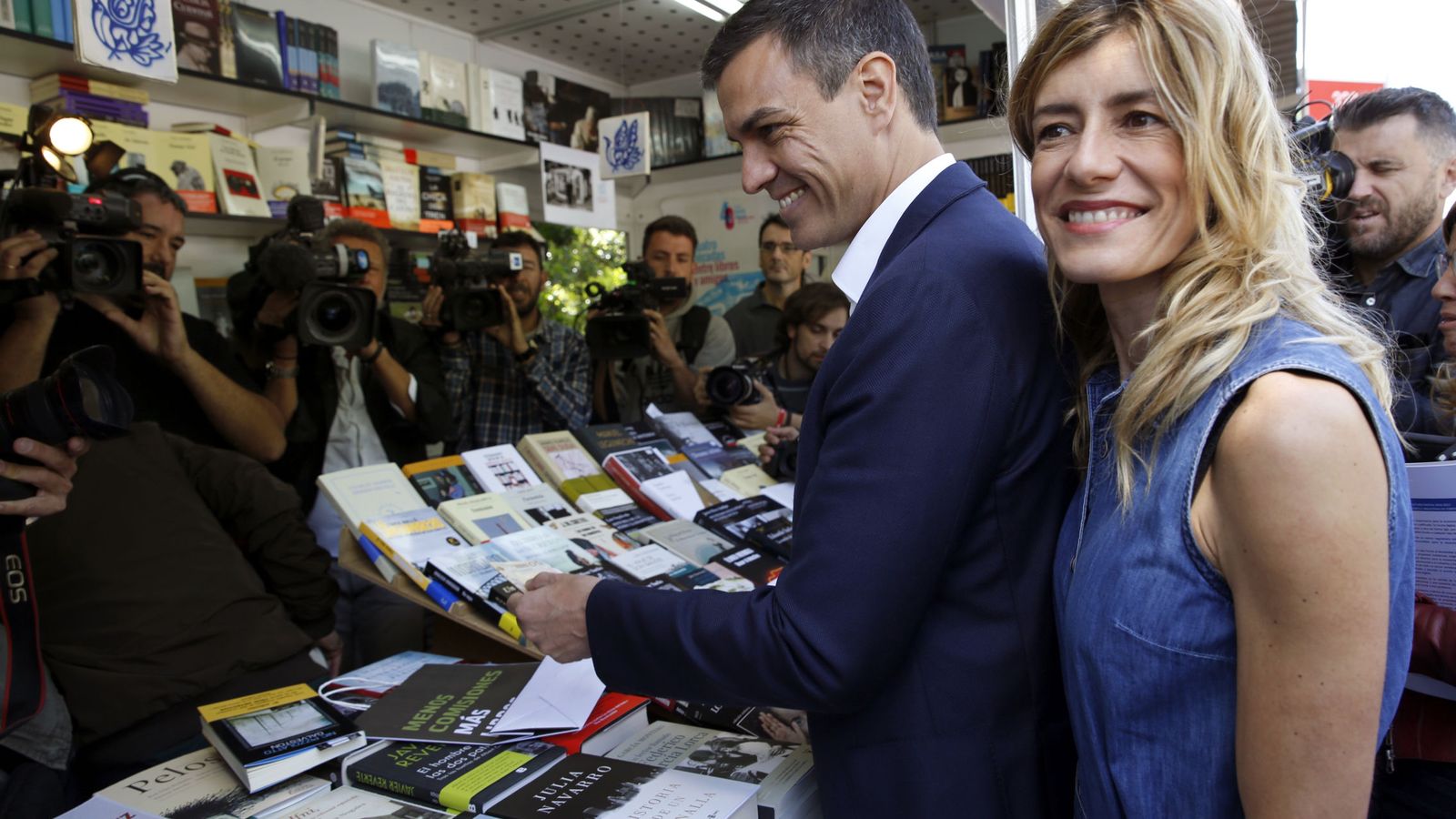 Foto: Pedro Sánchez visita la Feria del Libro de Madrid con su mujer, Begoña Gómez, este 31 de mayo. (EFE)