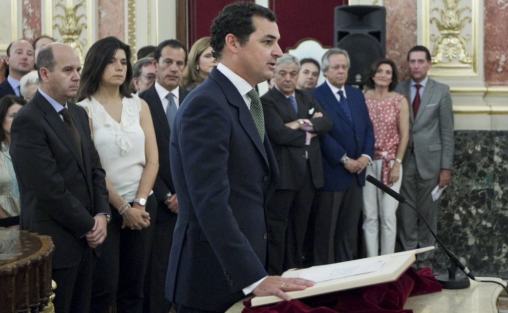 González-Echenique (c), jura su cargo como presidente del Consejo de RTVE. (EFE)