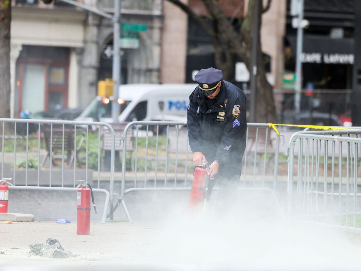 Foto: Un oficial de policía usa un extintor en el lugar de los hechos. (Reuters/Brendan McDermid)
