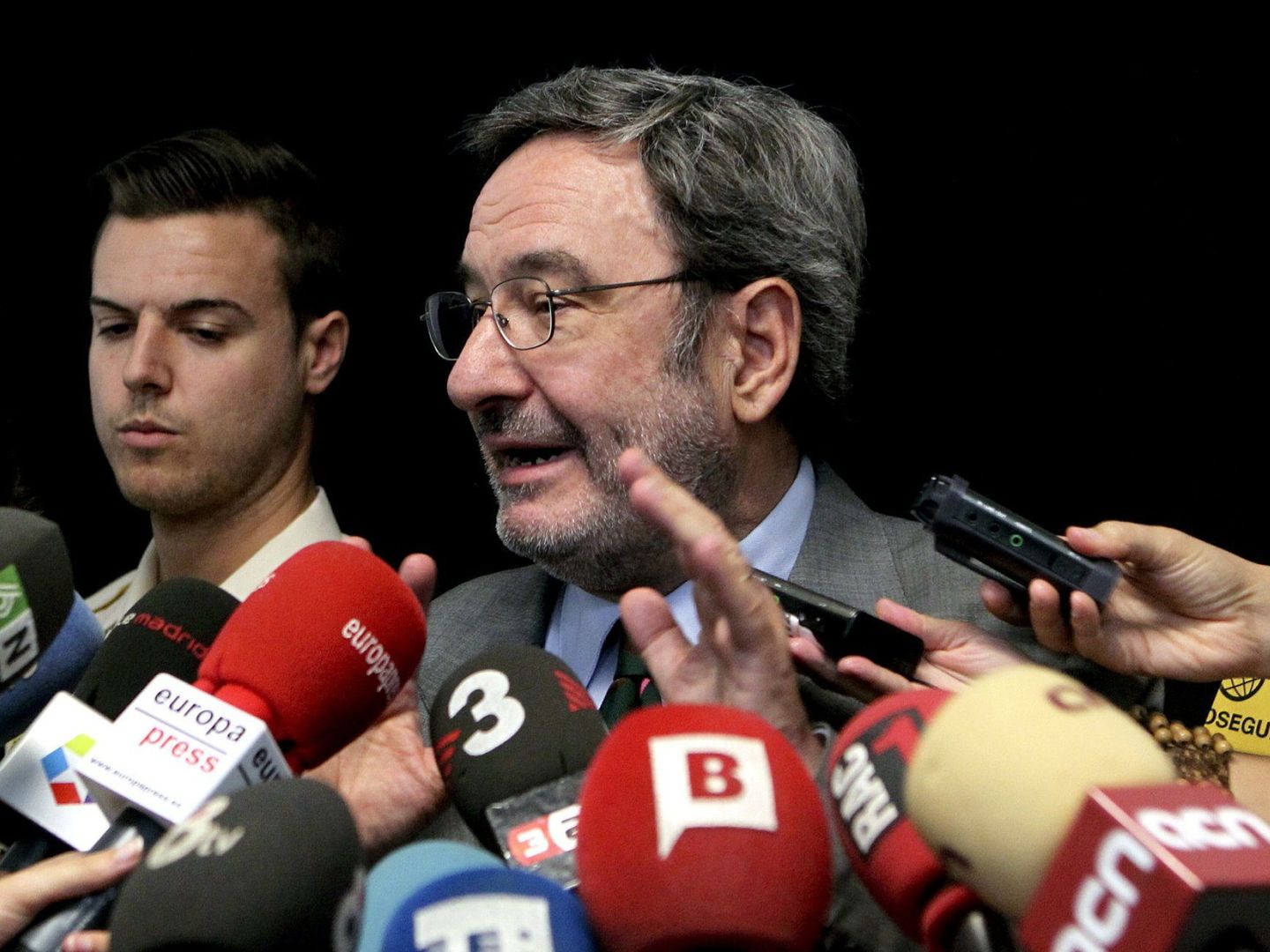 Narcís Serra atiende a los medios de comunicación en una imagen de archivo. (EFE)