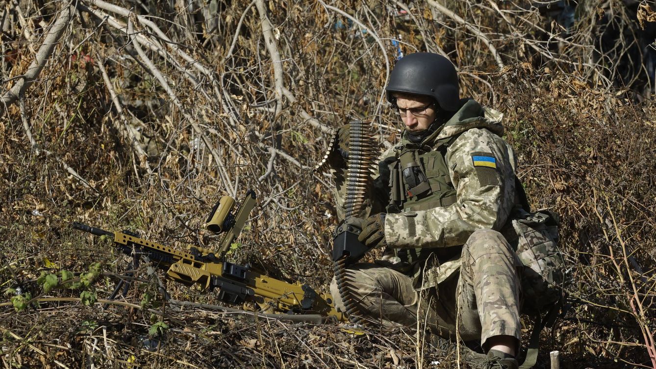 Foto: Un soldado ucraniano en el frente. (EFE/Sergey Dolzhenko)