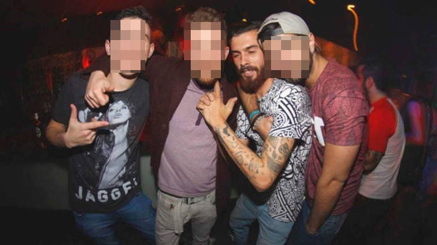 José María junto a sus amigos en una céntrica discoteca de Murcia. (Facebook)