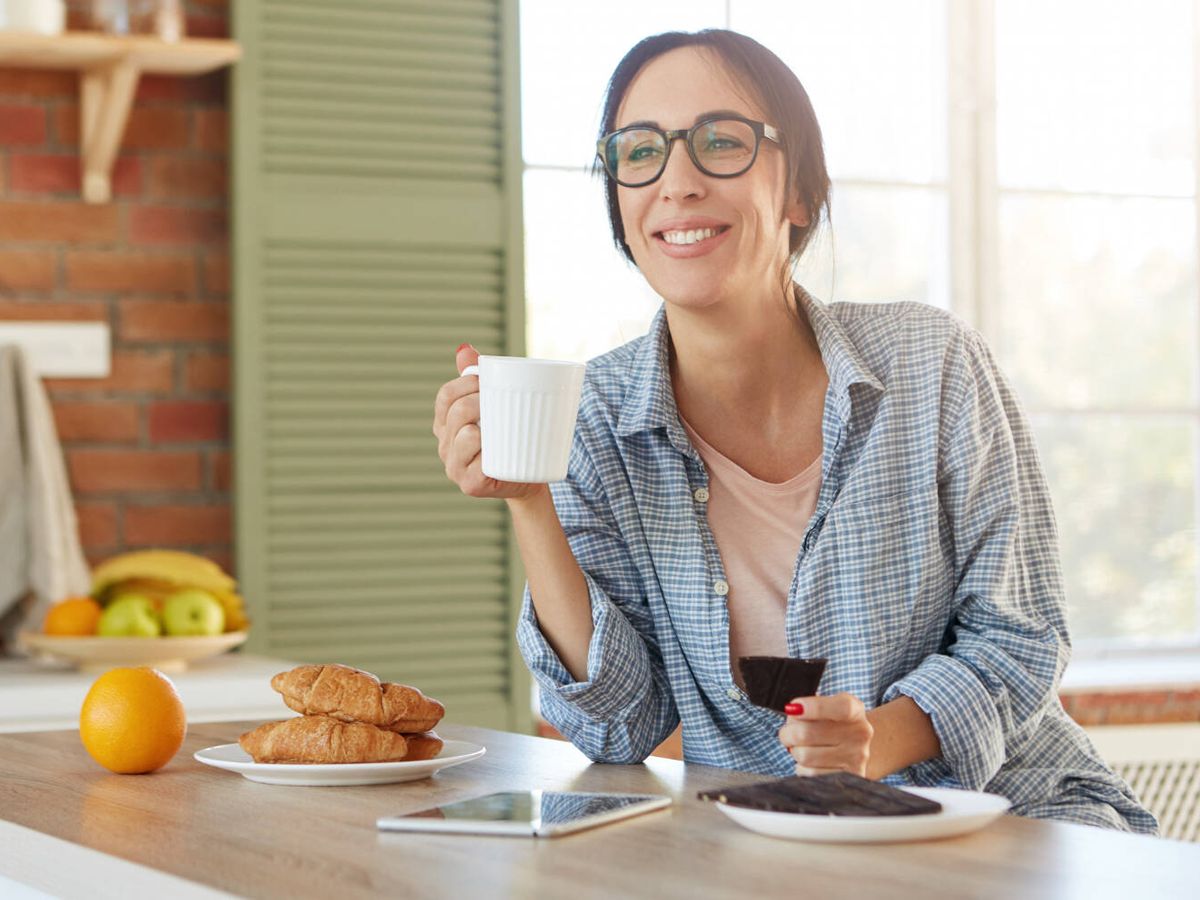 Foto: Una nutricionista señala los tres errores que cometemos al despertarnos y corrige cuándo debemos tomar un café. (Wayhomestudio para Freepik)