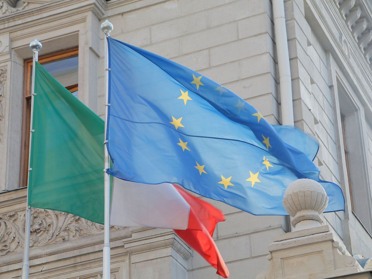 Foto: Banderas de Italia y la Unión Europea. (EFE/Maxim Shipenkov)