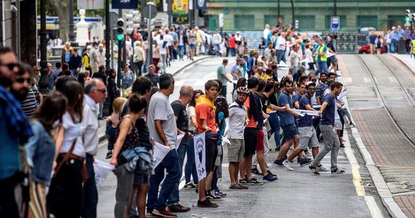 Foto: Participantes en la cadena humana soberanista que unió las tres capitales vascas el 10 de junio. (EFE)
