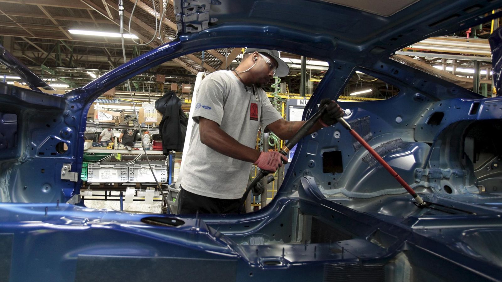 Foto: Un trabajador ensambla un vehículo en la planta de Ford en Flat Rock, Michigan (Reuters)