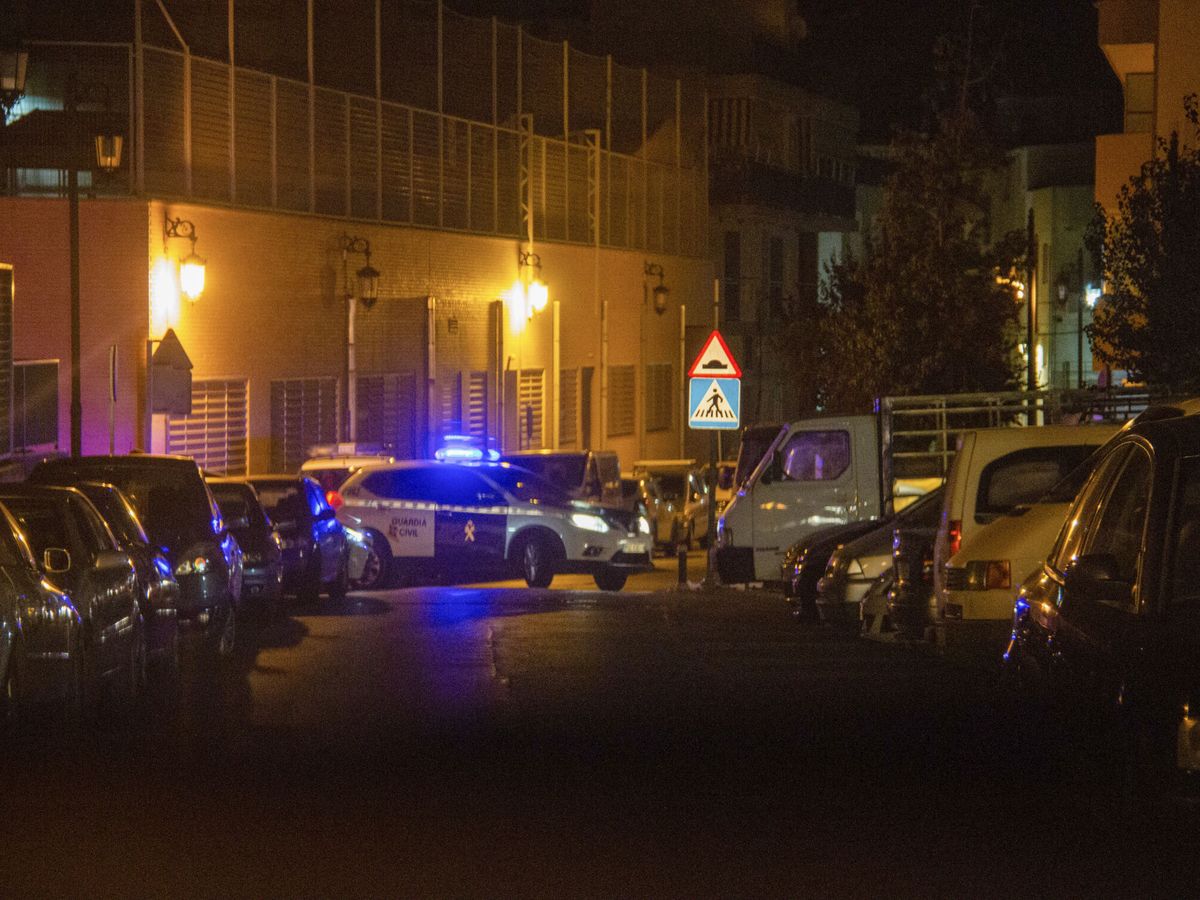 Foto: Un coche de la Guardia Civil vigila las inmediaciones de la vivienda donde han aparecidos muertos un hombre y una mujer en Albuñol (Granada). (EFE/Alba Feixas)