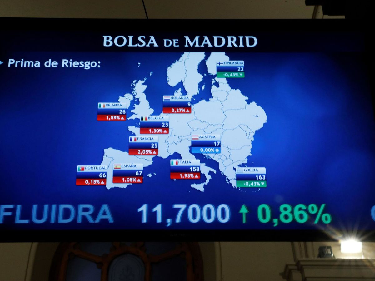 Foto: Pantallas de la Bolsa de Madrid con la evolución de la prima de riesgo, en una imagen de archivo. (EFE)