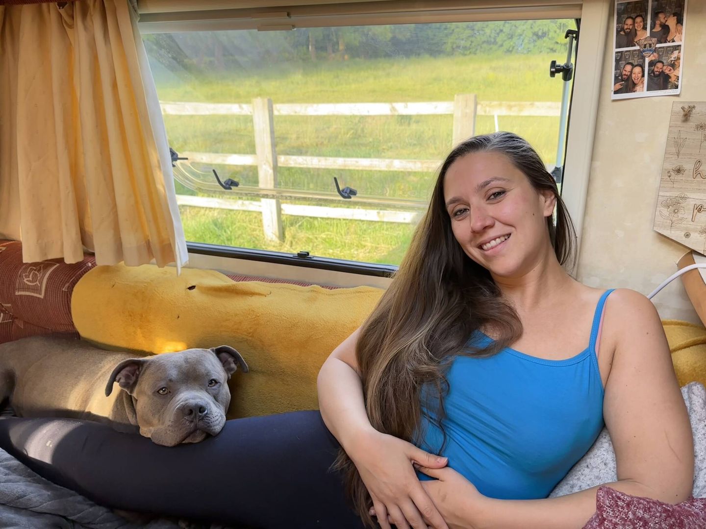 Sandra y su perro en la caravana (cedida)
