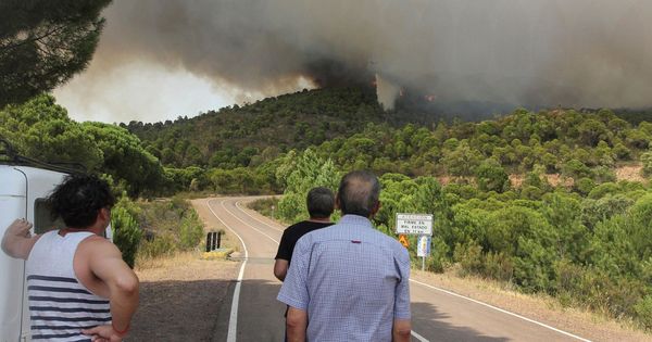 Foto: Vecinos del término municipal de Nerva (Huelva), observan el incendio (Efe)