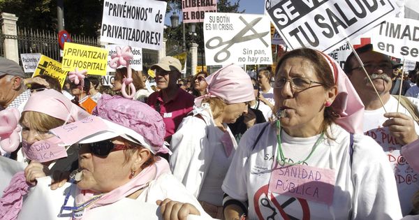 Foto: Manifestación de la llamada Marea Blanca contra la privatización de los hospitales públicos. (EFE)