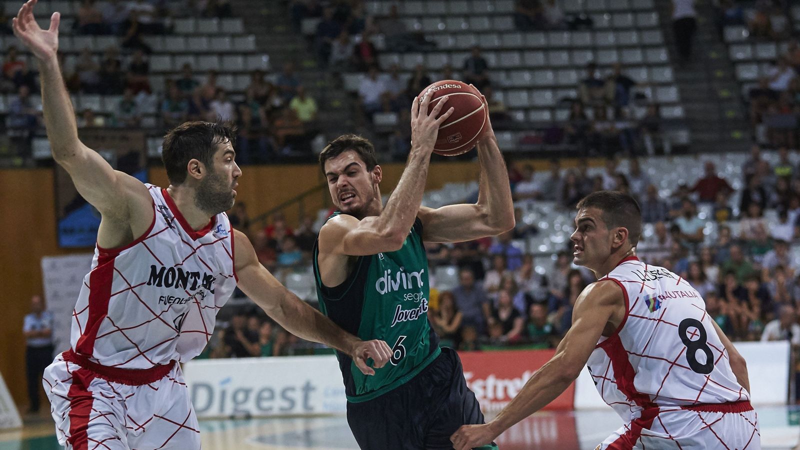 Foto: Alberto Abalde (centro) es una de las mayores promesas del baloncesto español (Alejandro García/EFE)
