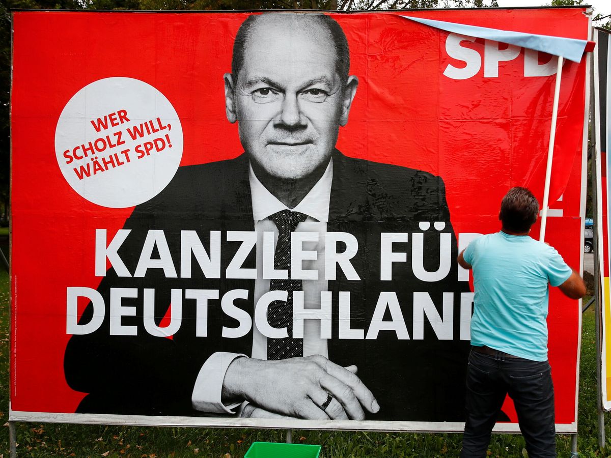 Foto: Un cartel de Olaf Scholz. (Reuters)