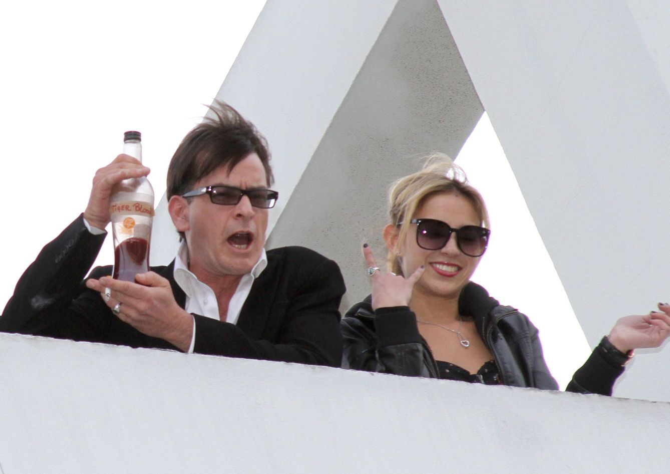 Charlie Sheen en 2011 junto a una de sus novias.